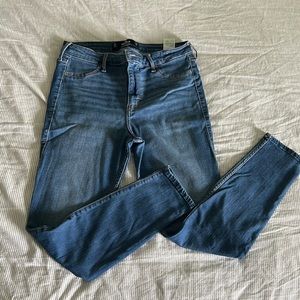 High rise medium wash Hollister jean leggings. Size 11S. Never worn but no tags